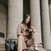 Cómo crear un auténtico estilo «old money» con Carla Arjona